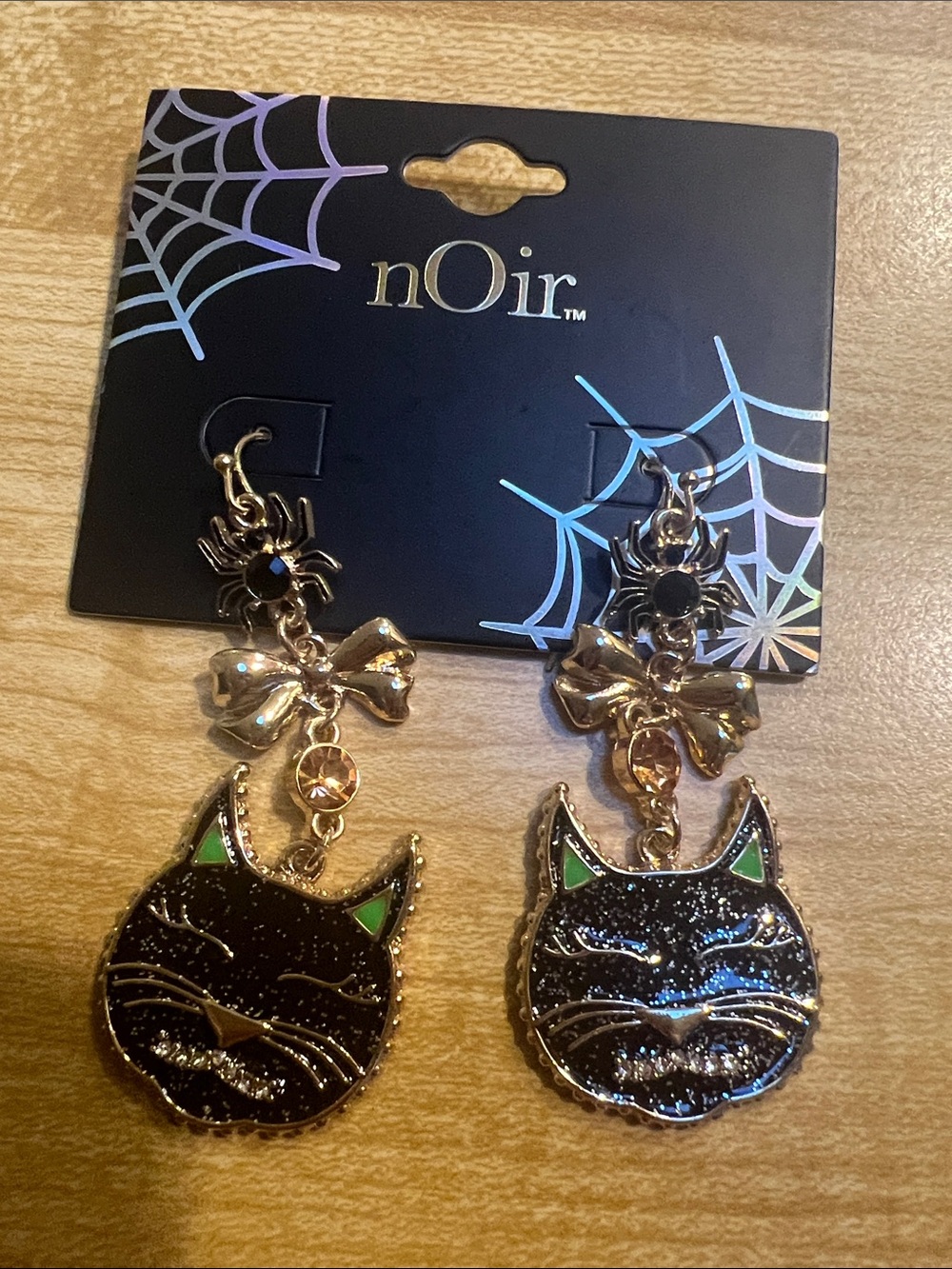 #3115*nOir Jewelry Black & Green Cat Dangle Earrings with Gold Bow